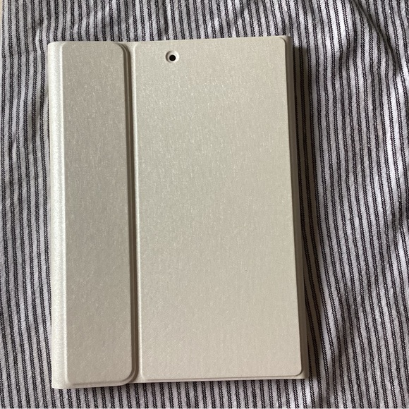 Apple IPad cover for 7, 8 and 9th Generation.  B7 - Picture 2 of 4